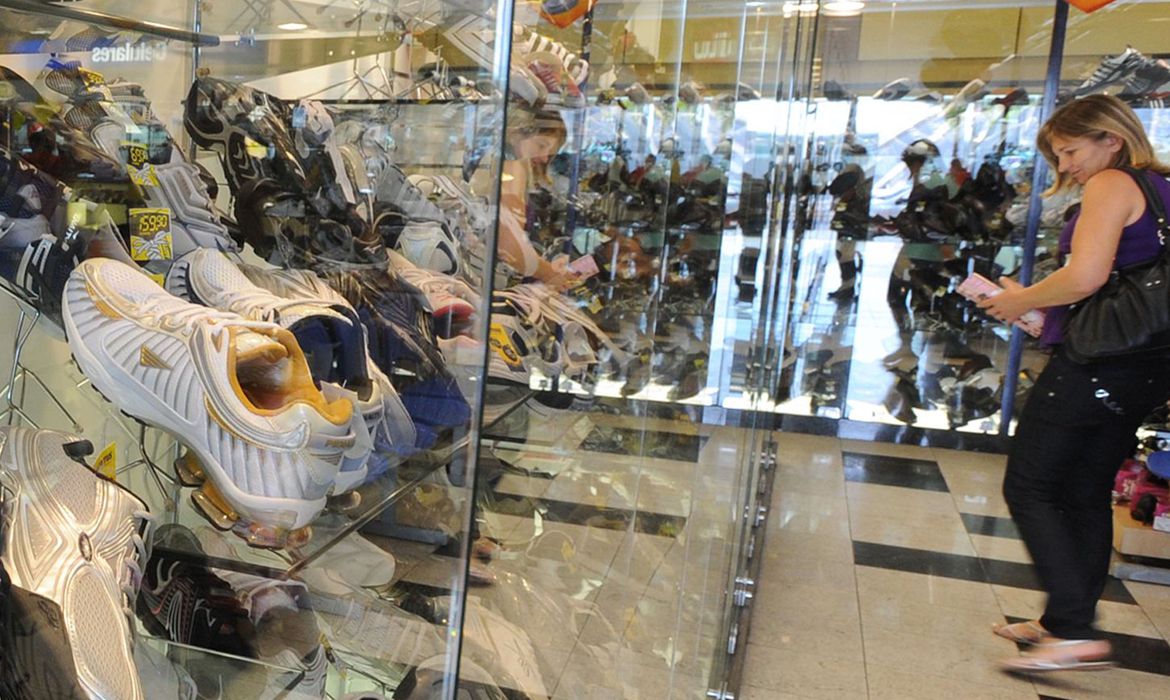 Vendas do comércio crescem 0,6% em setembro, diz IBGE